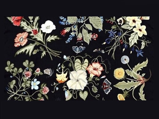 Dettaglio di foulard in seta multicolore nero Gucci Flora Kris Knight