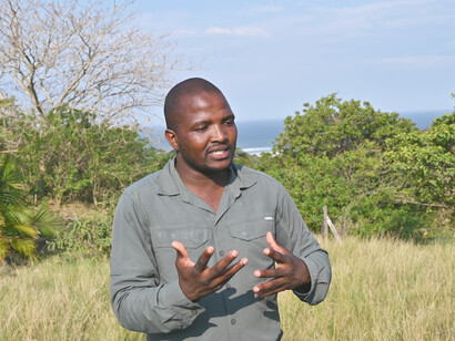 Siyabonga Nduvela, activist with Amadiba Crisis Committee, describing the movement against mining in Eastern Cape © Ashish Kothari