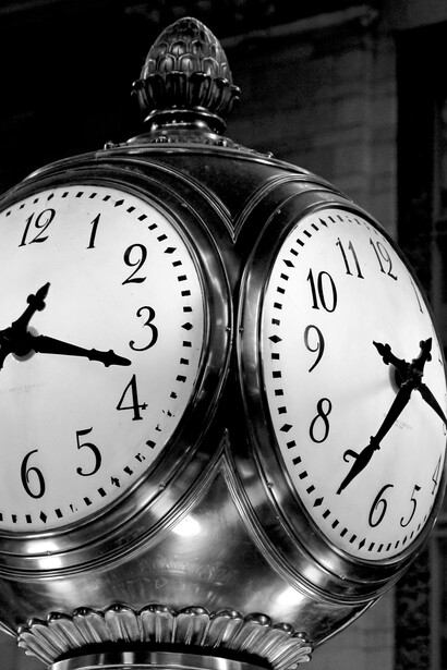 No campo linguístico, advérbios e desinências modo-temporais ajudam a situar eventos no tempo, mas sem oferecer controle real sobre ele