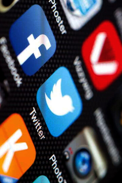 Redes sociales: los medios digitales pueden ejercer poderes fácticos sobre amplios sectores de la sociedad moderna; cada vez más conectada e interconectada
