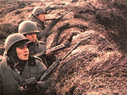 Soldados argentinos luchando en la Guerra de Malvinas, 1982
