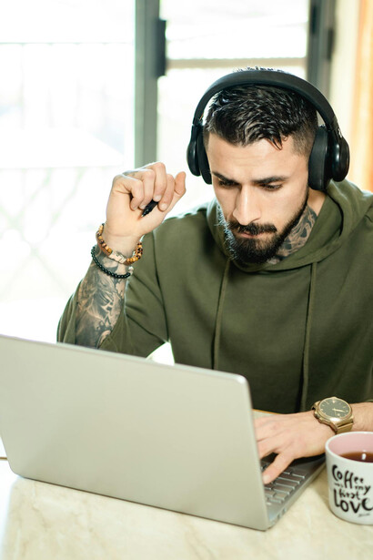 Uomo al computer intento a lavorare 