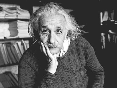 Albert Einstein presentó, en 1915, la teoría de la relatividad general, en la que reformuló por completo el concepto de la gravedad