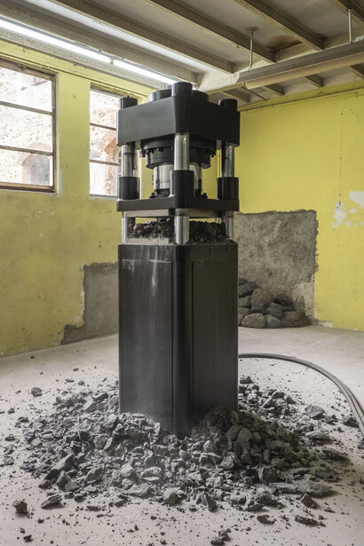 Arcangelo Sassolino, The way we were, 2018
Press, steel, hydraulic system, black basalt
240 x 62 x 78 cm, Exhibiton view ‘The way we were’- Galleria Continua / Les Moulins, Mai 2018 Courtesy the artist and Galleria Continua, San Gimignano / Beijing / Les Moulins / Habana. Photo by Oak Taylor-Smith