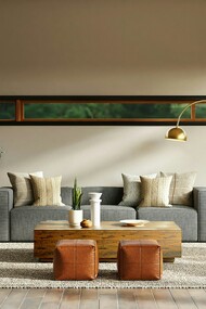 La lampada "Arco" progettata da Achille Castiglioni per l'azienda italiana d'arredamento e illuminazione Flos, (1962)
