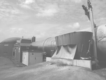L'intero processo vede la decomposizione del materiale organico da parte di alcuni tipi di batteri, producendo anidride carbonica, idrogeno e metano