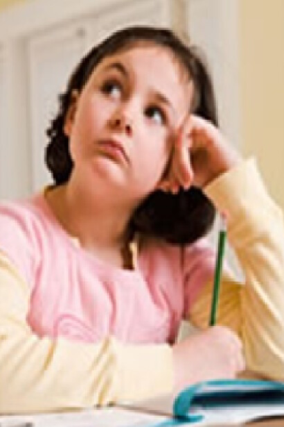 Una niña con la mirada perdida