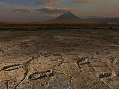 Impronte di adulti e adolescenti di 12.000 anni fa in Tanzani. Foto Robert Clark/Nat Geo Image Collection