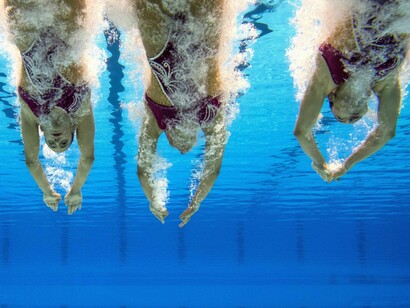Tres mujeres nadando