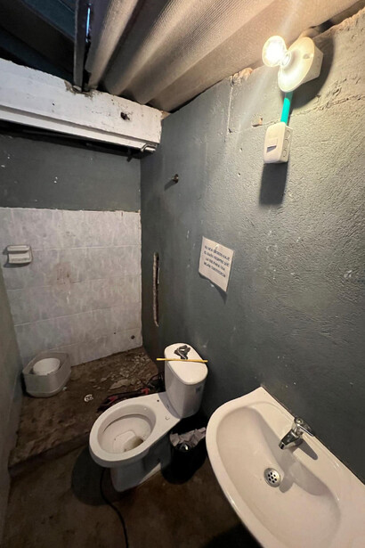 Interior de los baños del personal. Estaban sucios y dañados; además, la comida carecía de esmero