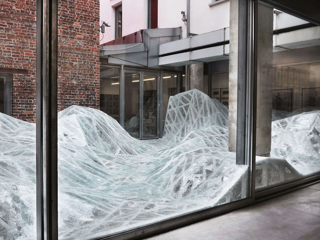 Baptiste Debombourg, Champ d'accélération,  2015, Installation contextuelle en verre feuilleté
11 x 7 x 1,8 m (dimensions variables), Le Patio, la Maison Rouge - Fondation Antoine de Galbert, Paris
