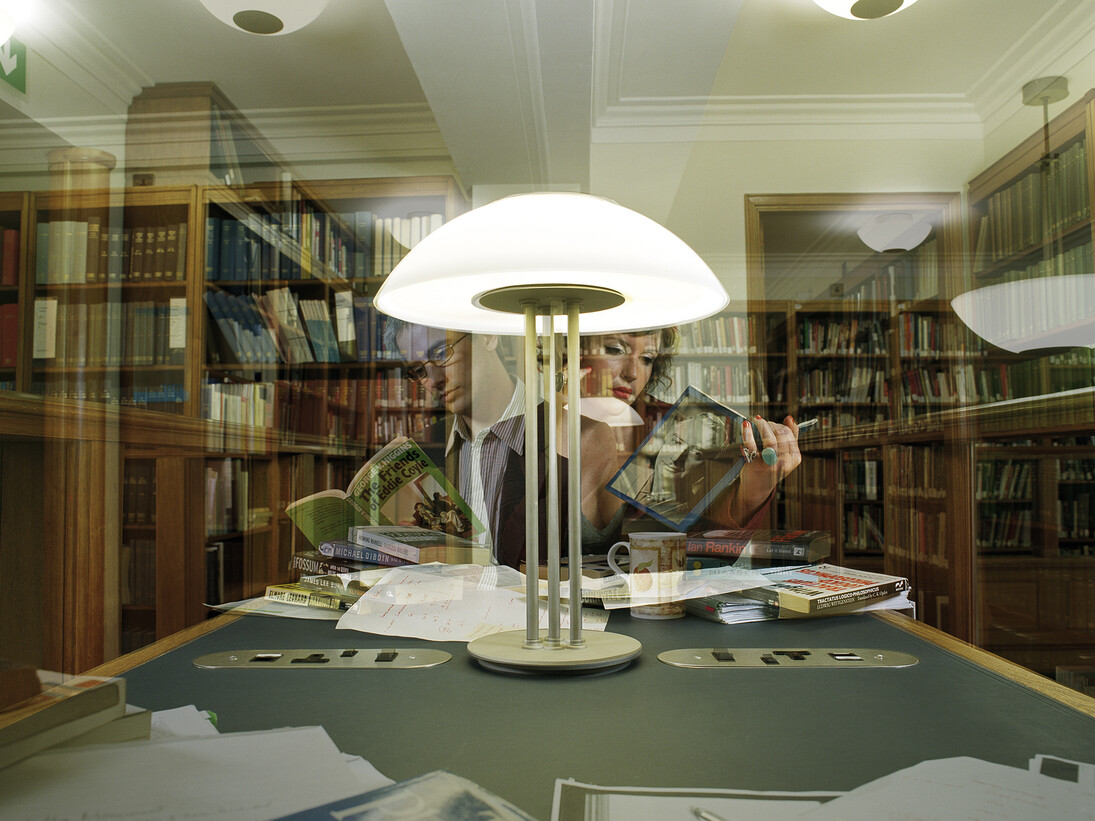 John Hilliard, Preferred Reading, No.1, 2008, c-type colour photo on museum board, 67 x 77 cm, edition 1 of 3 © John Hilliard, courtesy of the artist and Galerie Max Hetzler, Berlin | Paris