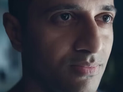 Ha suscitato un acceso dibattito: alcuni lo hanno accolto come un messaggio progressista, altri lo hanno visto come un attacco all’identità maschile