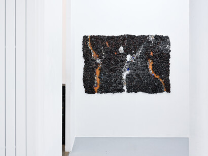 Eva Obodo, And we hired a carpenter to patch the cloth, vue de l'exposition. Avec l'aimable autorisation de la galerie Afikaris et de l'artiste