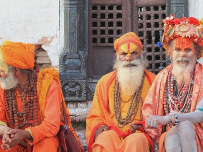 Três homens vestindo roupas tradicionais, Kathmandu, Nepal