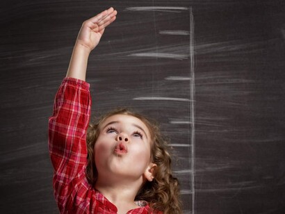 Bambina che si misura l'altezza