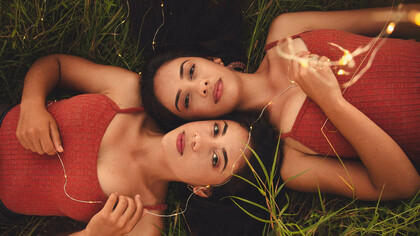 Gemelle. «Sono io la tua ragazza!» esclamò l’altra. «Oppure io?» riprese la prima. «Indovina chi sono?» ripeterono in coro. Ero sconvolto. Non avevo la più pallida idea di chi fosse la mia ragazza