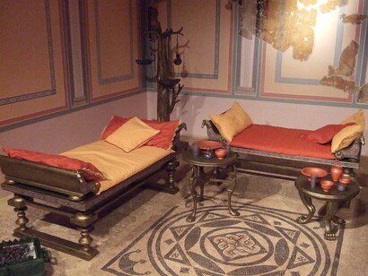 Ricostruzione moderna del triclinium (sala da pranzo) della casa romana di Caesaraugusta, riscoperta in via Añón (secolo I d.C.). Esposta al Museo archeologico di Saragozza, Spagna