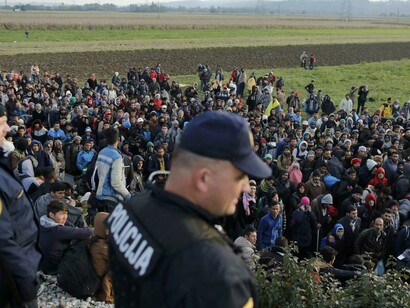 Refugiados sirios obligados a marchar durante decenas de kilómetros bajo la atenta mirada de la policía: la imagen que nos acompañará el resto de nuestras vidas