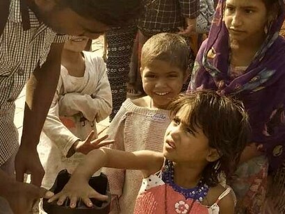 Reconocimiento con escáner palmar de niños en la India