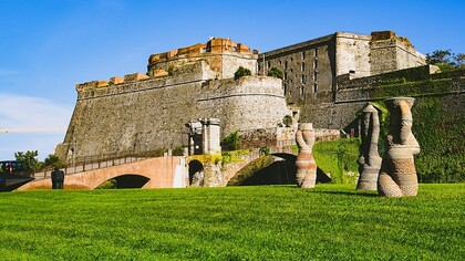 Priamàr, Savona, Italia. Il Priamar è stato luogo di estrema difesa, sede aristocratica, area cimiteriale e memoria sacra della prima cattedrale