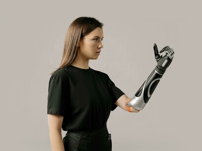Las prótesis mioeléctricas utilizan señales electromiográficas para responder de forma precisa a los movimientos del usuario