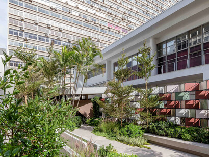 Arbustos e árvores verdes integram o jardim externo do Conjunto Nacional em São Paulo em trabalho exclsuivo de Alex Hanazaki. Foto Yuri Serodio/Casacor 2023
