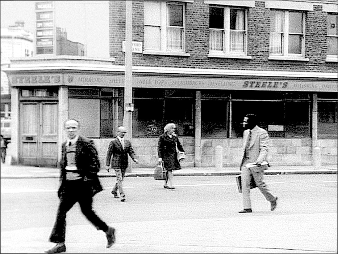 John Smith, The girl chewing gum, 1976, Video monocanal | 11'38” | b/n | sonido. Cortesía del artista, LUX, Londres y VEGAP