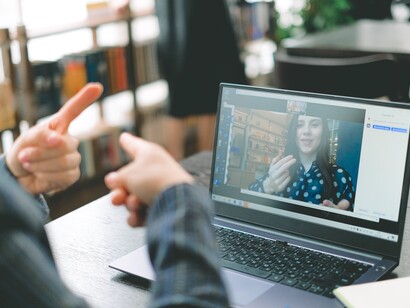 A globalização cultural uniformiza a educação e formação, moldando jovens em um único modelo de sociedade