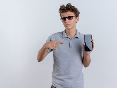 Joven señalando con soberbia su celular