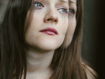 A cada seis horas, uma mulher não volta para casa no Brasil. Essa é a realidade nua e crua que deveria nos envergonhar como sociedade. Em 2025, o país bateu o recorde de feminicídios: foram 1.470 mulheres assassinadas, uma média de quatro por dia. Enquanto em 2026 muitos discutem eleições, Copa do Mundo, feriados e horários de folga, a vida de milhares de mulheres continua sendo ceifada por uma violência que não é acidente, não é destino. É ódio. É machismo. É covardia institucionalizada