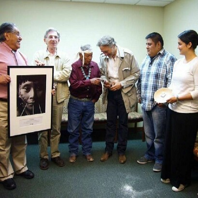 Dopo la consegna del kachina, gli Hopi e la delegazione di Survival si sono scambiati dei doni © Survival International