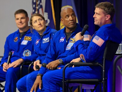 L'equipaggio della missione Artemis II della NASA ha visitato il Michoud Assembly Facility della NASA il 3 settembre 2026, segnando il loro primo ritorno allo stabilimento di New Orleans dopo lo storico volo di prova di aprile. Gli astronauti hanno incontrato il personale per esprimere la loro gratitudine per il contributo strutturale e produttivo dello stabilimento al successo della missione. Credit: NASA Michoud Assembly Facility / NASA/Evan Deroche