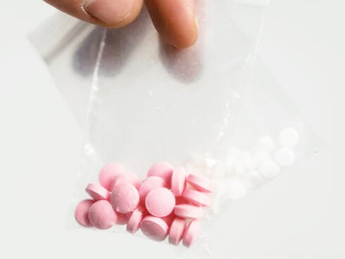 Il Fentanyl è una delle droghe che supera più facilmente le dogane: spesso soggetto a contraffazione e confezionato in pillole simili a prodotti farmaceutici tradizionali