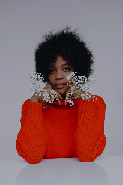 Modella indossa un maglione rosso. Il simbolismo del rosso nell'arte argentina del XX secolo: un'analisi approfondita