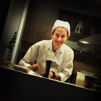 Mariana Briceño se encarga desde el diseño personalizado del menú, de la comida y las bebidas, del servicio de meseros y bartenders, el alquiler de vajillas, la cristalería y el mobiliario, hasta la decoración con sus aliados