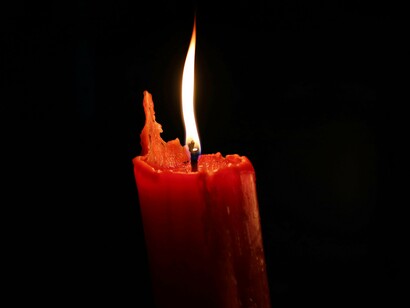 Neste desatino de tempos de guerras medio-orientais surgem apenas resquícios de seres antes deslumbrantes, ora esquecidos e esquálidos …ora em tumulto de infrutífera fuga aos caos impantes…