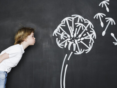 Niña intentando mover un árbol de un soplido