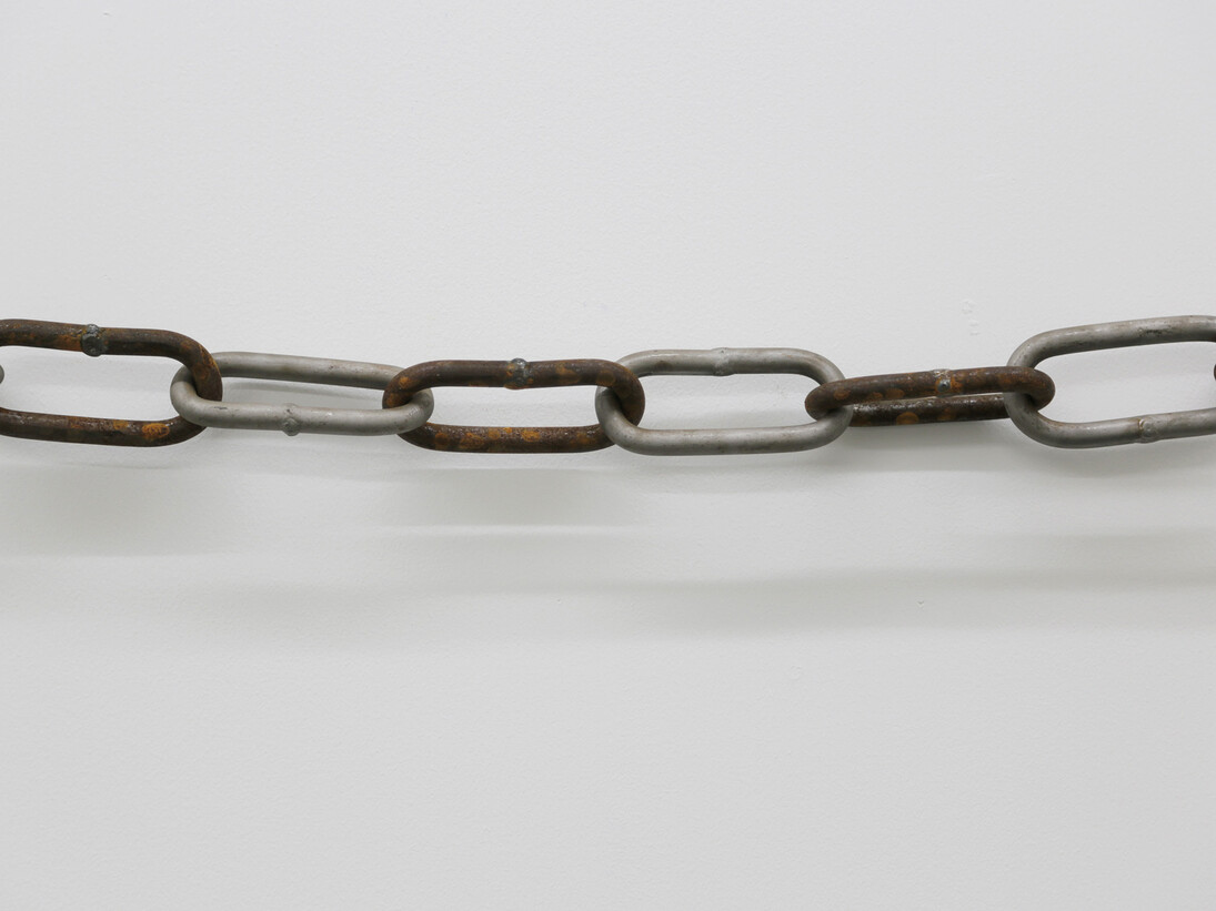 Stéphanie Saadé, "Opposite Chain", 2014, fer, acier inoxydable, éd 1/3 + 2 ea, 250 x 5 cm, courtesy of galerie anne barrault