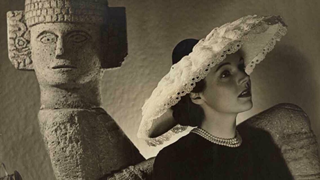 Man Ray, La actriz Teresa Wright con un Chac Mool, hacia 1944. Cortesía del J. Paul Getty Museum
