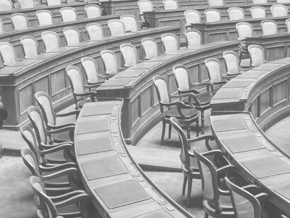 Asientos vacíos de un Parlamento europeo