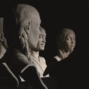 Helga Vockenhuber, Apokatastasis, (sette busti in bronzo così disposti: Fiore del volto, 2012, bronzo, 44 x 31 x 60 cm, Dentro di me, 2012, bronzo, 40 x 30 x 60 cm, Meditando la musica del cuore, 2012, bronzo, 44 x 36 x 60 cm, Ékstasis, 2012, bronzo, 44 x 36 x 60 cm, Il Nuovo Adamo, 2012, bozzetto in bronzo, 38 x 29 x 61 cm, La Nuova Eva, 2012, bozzetto in bronzo, 38 x 32 x 63 cm, Gebet zum schweigen gebracht, (Preghiera che conduce al silenzio), 2012, bronzo, 44 x 31 x 60 cm
