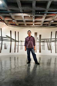 Julio Pacheco Rivas ante una de sus obras
