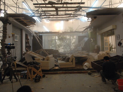 Zhang Peili, A Gust of Wind (Zeng feng) (2008). Five-Channel/five-screen video projection (PAL), silent/colour, 13’14” with objects preserved from the film set destroyed during shooting, dimensions variable. © Boers-Li Gallery, Beijing. Courtesy of the artist and Boers-Li Gallery