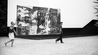 Traslado de la obra de Robert Rauschenberg Express, 1963, dentro del "Giardini della Biennale"