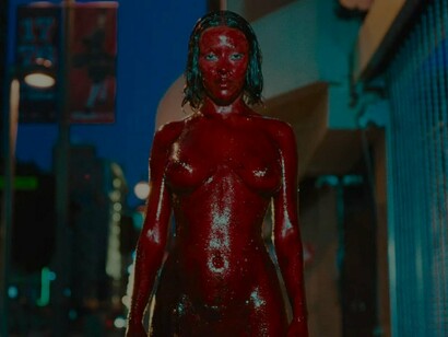 Doja Cat mostra Scarlet pela primeira vez ao mundo, coberta de sangue - trazida ao mesmo por motivos de força maior - no videoclipe de Attention (2023)