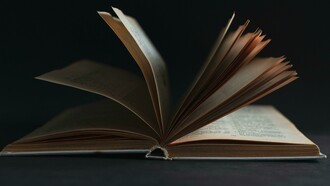 Cabo Verde era um país pequeno, pobre e periférico, considerado inviável, sem riquezas naturais que pudessem auspiciar um futuro materialmente confortável e integrava o grupo de países menos avançados do mundo, os PMA. Como é que passados 50 anos conseguimos não só sobreviver como somos agora um país de desenvolvimento médio alto, conforme anunciado recentemente pelo Banco Mundial, o que nos orgulha, apesar dos enormes desafios que ainda persistem, nomeadamente no combate a pobreza