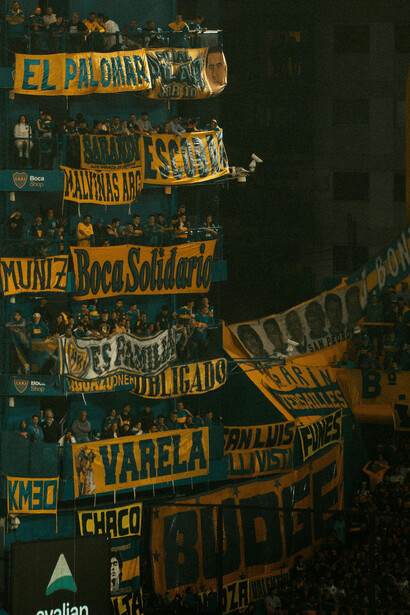 Canções como “Arerê” e “Domingo eu vou” ganham novas versões nas vozes das torcidas, refletindo a criatividade e o espírito de rivalidade que permeiam o futebol brasileiro