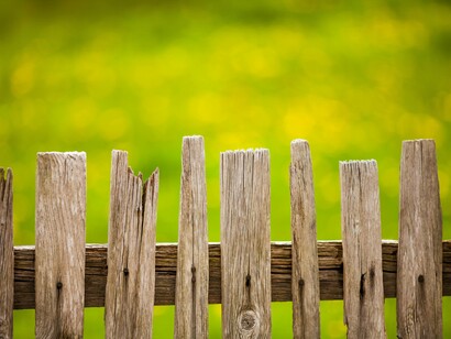 Una recinzione di legno stagionato con cime irregolari: "... la nostra esperienza del mondo è sempre mediata da una cornice condivisa che rende intelligibile la realtà e, nello stesso tempo, la limita"