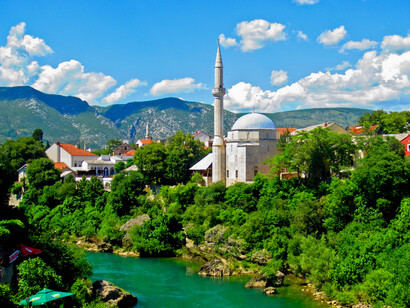Mostar, Bosnia Herzegovina. Orilla del río Neretva